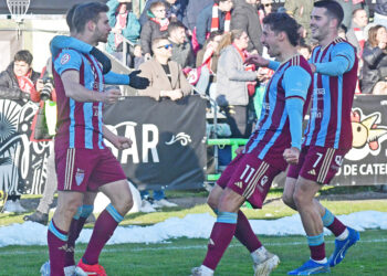 Los jugadores de la Segoviana celebran el gol de Abel Pascual en el encuentro ante la Cultural Leonesa celebrado en La Albuera./JUAN MARTÍN-G. SEGOVIANA