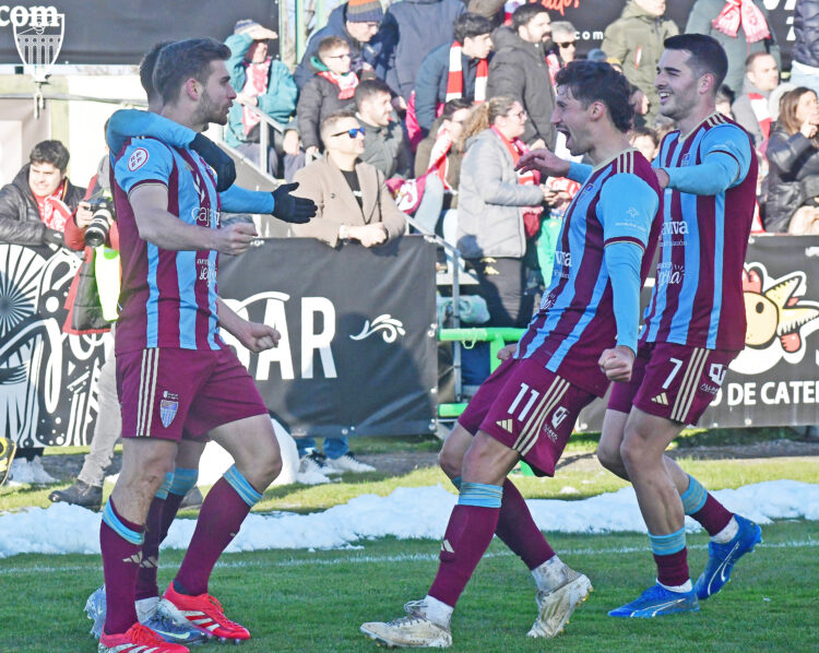 Prohibido fallar en La Albuera 1 Los jugadores de la Segoviana celebran el gol de Abel Pascual en el encuentro ante la Cultural Leonesa celebrado en La Albuera./JUAN MARTÍN-G. SEGOVIANA