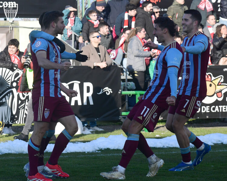 Los jugadores de la Segoviana celebran el gol de Abel Pascual en el encuentro ante la Cultural Leonesa celebrado en La Albuera./JUAN MARTÍN-G. SEGOVIANA
