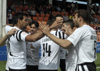 Los jugadores de la Segoviana celebran el gol de Fer Llorente en el encuentro ante el Lugo disputado en el Anxo Carro./JUAN MARTÍN-G. SEGOVIANA