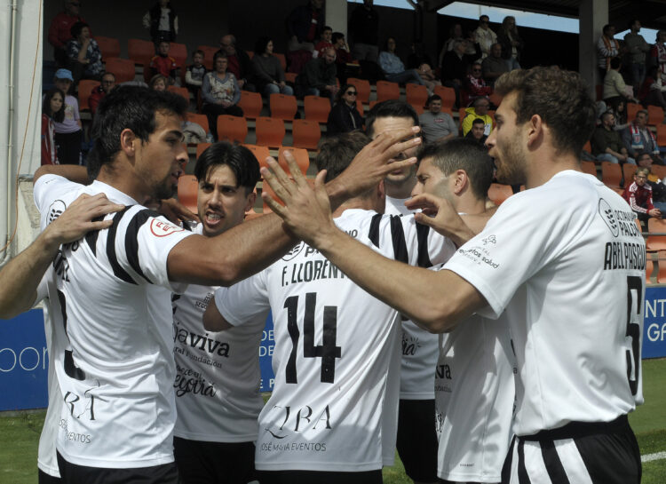 Los jugadores de la Segoviana celebran el gol de Fer Llorente en el encuentro ante el Lugo disputado en el Anxo Carro./JUAN MARTÍN-G. SEGOVIANA