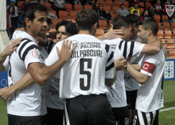 Los jugadores de la Segoviana celebran el gol de Fer Llorente frenta al Lugo en el Anxo Carro. /JUAN MARTÍN - G.SEGOVIANA
