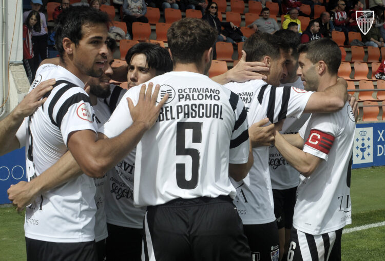 Los jugadores de la Segoviana celebran el gol de Fer Llorente frenta al Lugo en el Anxo Carro. /JUAN MARTÍN - G.SEGOVIANA