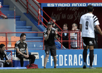 Ramsés Gil da instrucciones durante un instante del duelo entre Segoviana y Lugo./JUAN MARTÍN-G. SEGOVIANA