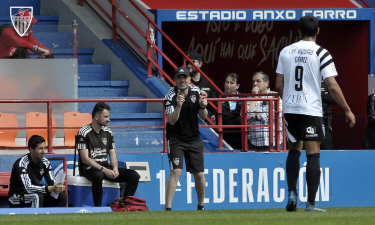 Ramsés Gil da instrucciones durante un instante del duelo entre Segoviana y Lugo./JUAN MARTÍN-G. SEGOVIANA