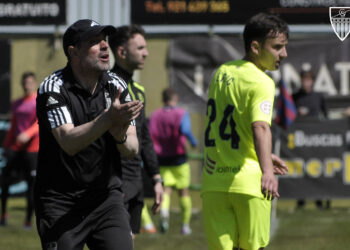 Ramsés Gil da instrucciones durante un instante del duelo entre Segoviana y Amorebieta./JUAN MARTÍN-G. SEGOVIANA
