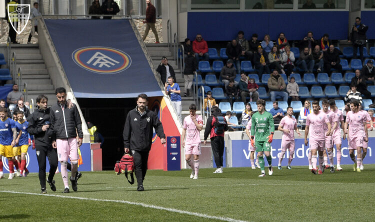 Los jugadores de la Segoviana después de caer en su último encuentro frente al Andorra./JUAN MARTÍN-G. SEGOVIANA