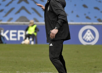 Ramsés Gil da instrucciones durante un instante del duelo entre Segoviana y Andorra./JUAN MARTÍN-G. SEGOVIANA