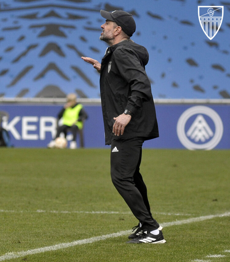 Ramsés Gil da instrucciones durante un instante del duelo entre Segoviana y Andorra./JUAN MARTÍN-G. SEGOVIANA