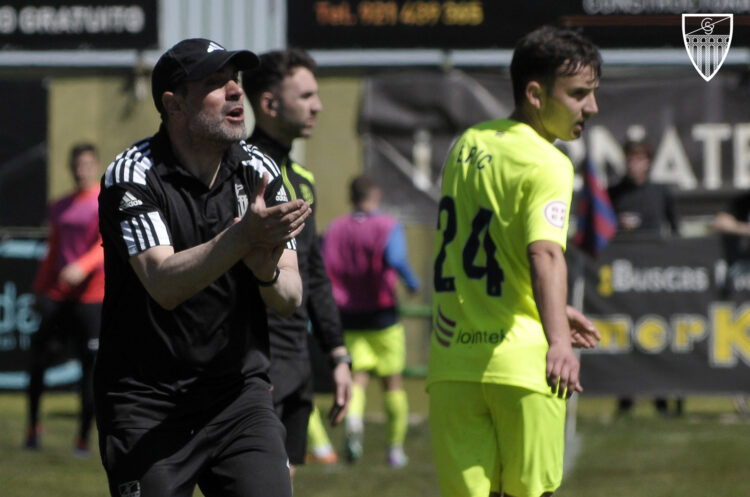 Ramsés Gil: "Vamos a dar guerra hasta el final" 1 Ramsés Gil da instrucciones durante un instante del duelo entre Segoviana y Amorebieta./JUAN MARTÍN-G. SEGOVIANA
