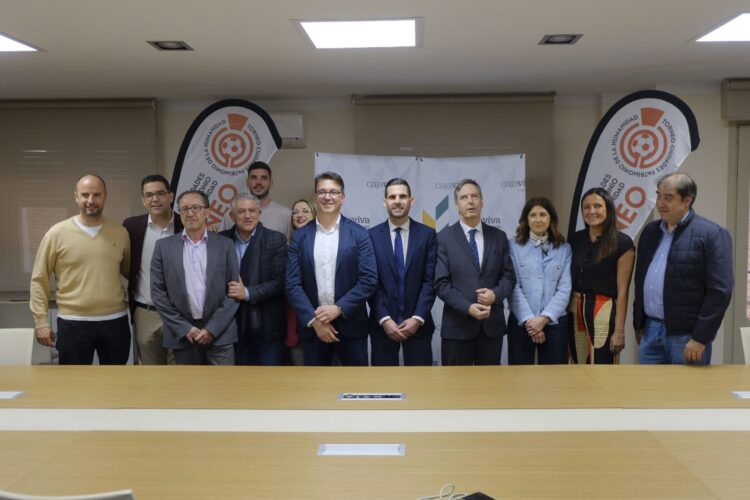 Diferentes autoridades durante la presentación del torneo celebrada en la Sala del Consejo de CajaViva./CD. SEGOSALA