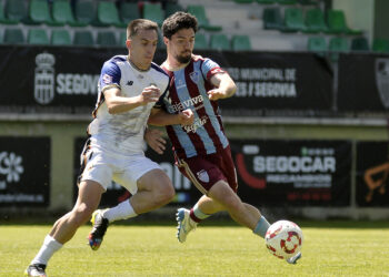 Rubén y un rival pelean por la pelota en una acción del partido entre Segoviana y Barakaldo celebrado en La Albuera./JUAN MARTÍN-G. SEGOVIANA