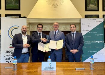 Las distintas autoridades durante la firma del convenio de colaboración celebrada en el Ayuntamiento./AYTO. SEGOVIA