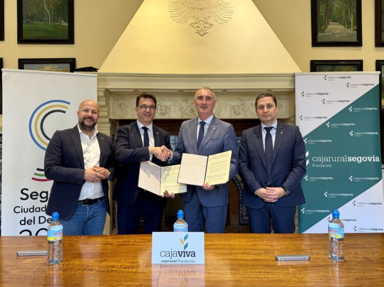 Las distintas autoridades durante la firma del convenio de colaboración celebrada en el Ayuntamiento./AYTO. SEGOVIA