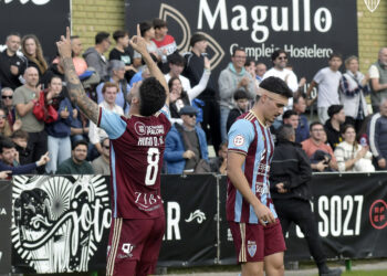Hugo Díaz celebra su gol en el encuentro entre Segoviana y Barcelona Atlètic celebrado en La Albuera./JUAN MARTÍN-G. SEGOVIANA