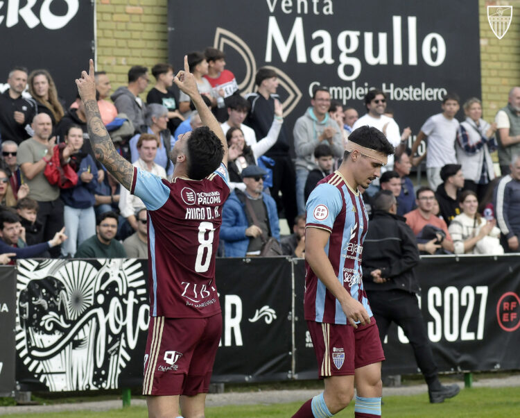 Hugo Díaz celebra su gol en el encuentro entre Segoviana y Barcelona Atlètic celebrado en La Albuera./JUAN MARTÍN-G. SEGOVIANA