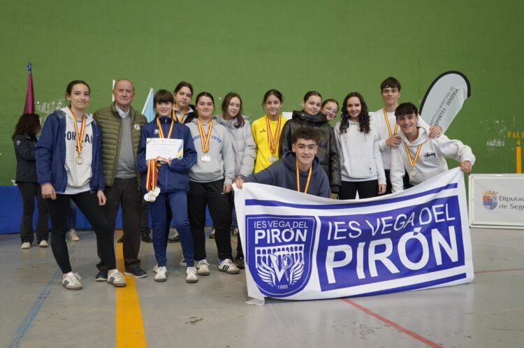El IES Vega del Pirón, de Carbonero El Mayor, en la entrega de premios celebrada en el Frontón Segovia./DIP. SEGOVIA