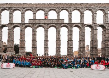 Foto de familia durante la presentación del I Torneo Ciudades Patrimonio en la plaza del Azoguejo./CD. SEGOSALA