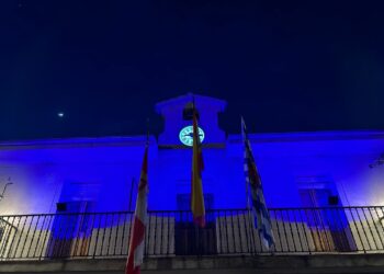 El Consistorio se ilumina de azul por el Día del Párkinson / AYTO. DE TORRECABALLEROS