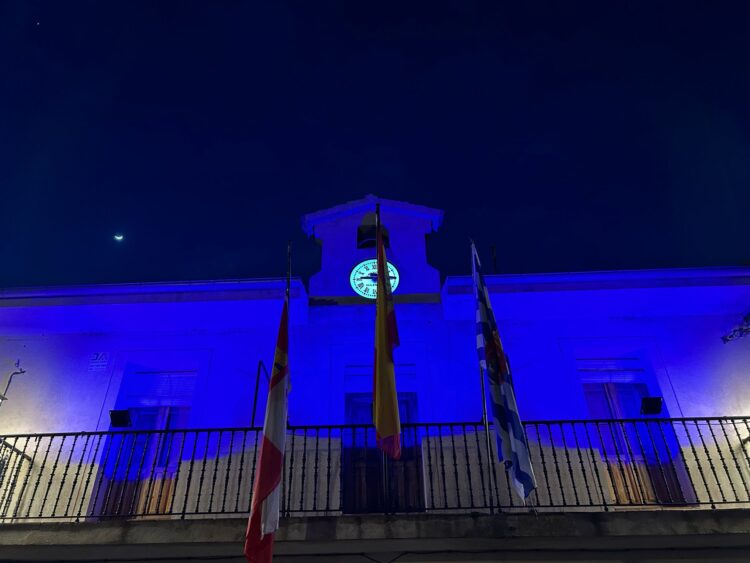 El Consistorio se ilumina de azul por el Día del Párkinson / AYTO. DE TORRECABALLEROS