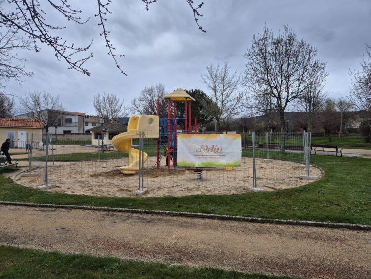 El Ayuntamiento de Torrecaballeros invierte 26.000 euros en la renovación de tres zonas de juegos infantiles 1 Inicio de las obras de renovación de las zonas de juegos / AYTO. DE TORRECABALLEROS