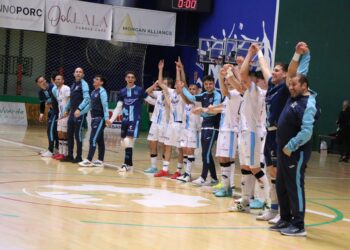 La plantilla del FS Valverde celebra con la afición el ascenso. /FS VALVERDE