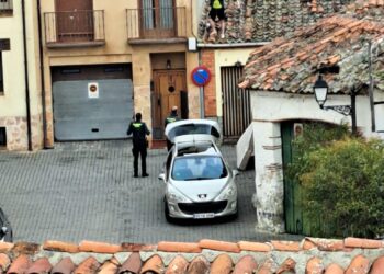 El joven, subido al tejado de su vivienda con los guardias civiles intentando hablar con él. / E.A.