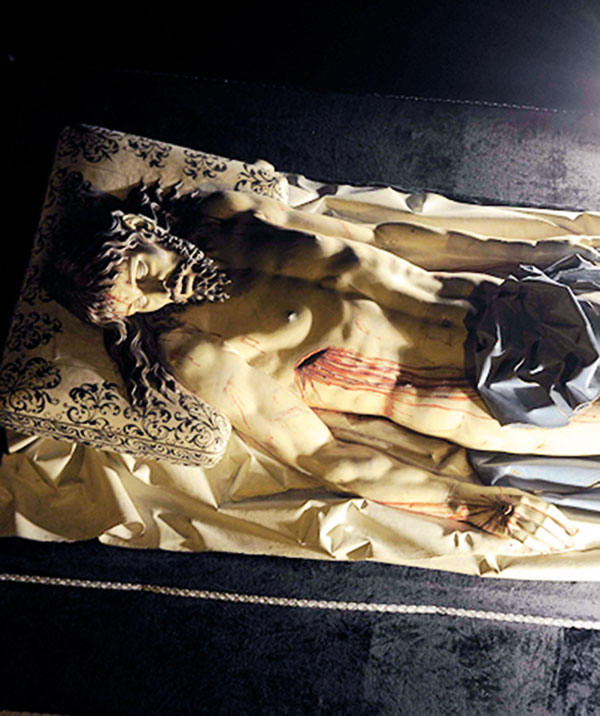 La Feligresía de la parroquia de San Andrés rinde culto al Santo Cristo Yacente