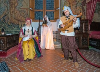 Los tres protagonistas que guían a los visitantes por el recorrido. Foto: Héctor Criado.