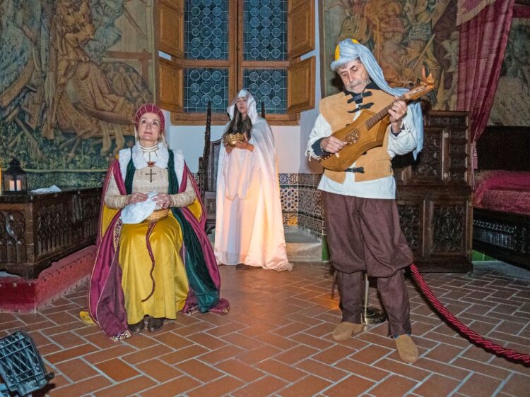 Los tres protagonistas que guían a los visitantes por el recorrido. Foto: Héctor Criado.