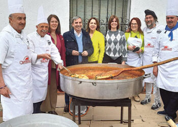 La alcaldesa de Cantimpalos, Inés Escudero, en el centro de la imagen, junto a las autoridades y cocineros en la pasada edición de la Feria de Cantimpalos.