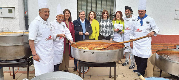 La alcaldesa de Cantimpalos, Inés Escudero, en el centro de la imagen, junto a las autoridades y cocineros en la pasada edición de la Feria de Cantimpalos.