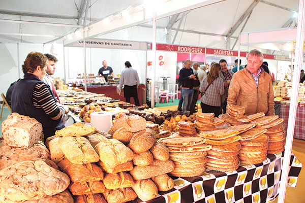 Del 2 al 4 de mayo Cuéllar celebra su feria con una intensa programación 1 Un expositor durante una edición de la Feria pasada