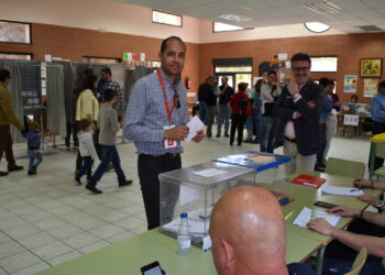 Samuel Alonso (c) y José Luis Vázquez (d), durante una votación./ E.A.