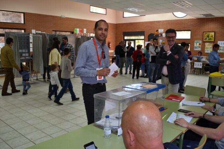 La justicia investiga a José Luis Vázquez y Samuel Alonso 1 Samuel Alonso (c) y José Luis Vázquez (d), durante una votación./ E.A.