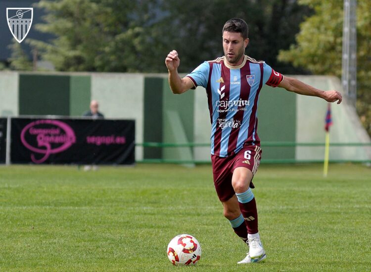 El capitán no abandona el barco 1 Manu Olmedilla durante un partido de la última temporada.
