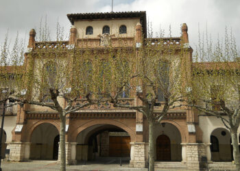 La Casa de la Villa de Coca es una edificación construida de ladrillo y que fue proyectada en 1927.