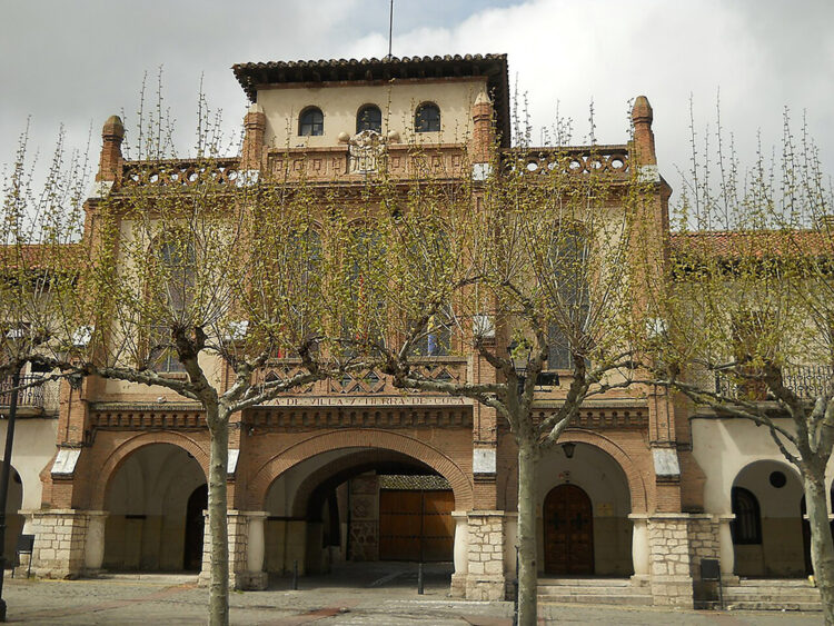 La Casa de la Villa de Coca es una edificación construida de ladrillo y que fue proyectada en 1927.