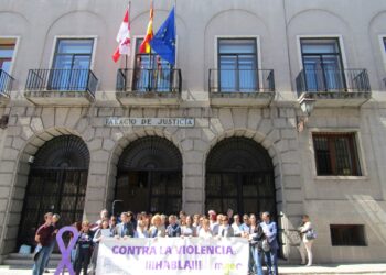 Imagen de archivo de una concentración contra la violencia de género a las puertas del Palacio de Justicia.