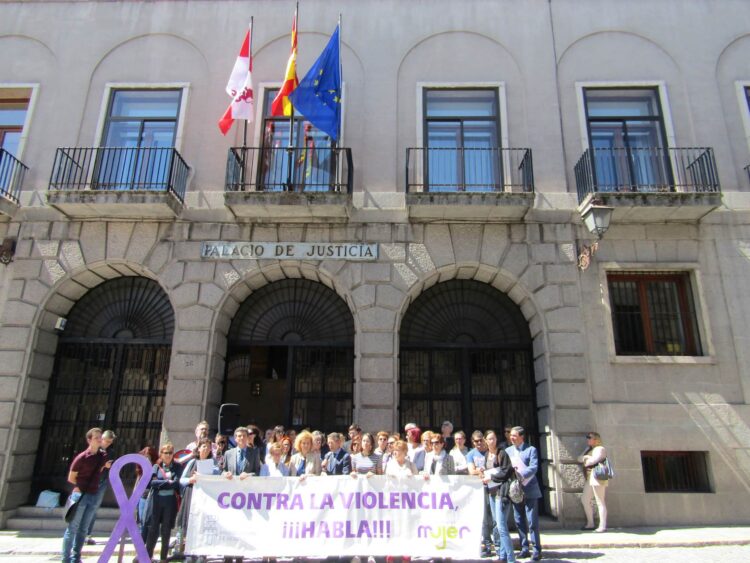 Suspendidas las visitas a un padre investigado por maltrato 1 Imagen de archivo de una concentración contra la violencia de género a las puertas del Palacio de Justicia.