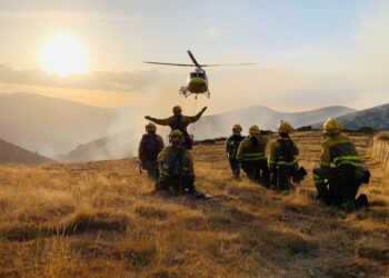Un Equipo de Lucha contra los Incendios Forestales (ELIF) esperando la llegada del helicóptero durante un incendio. / E.A.
