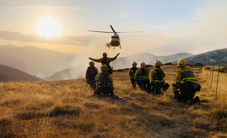 Más medios, más prevención y un operativo reforzado contra incendios 1 Un Equipo de Lucha contra los Incendios Forestales (ELIF) esperando la llegada del helicóptero durante un incendio. / E.A.
