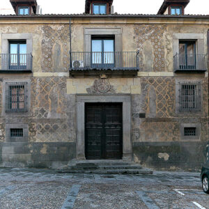 En Segovia, pero fuera de la muralla, se encuentra la Casa de la Tierra.