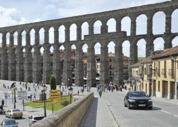 Imagen de archivo de un vehículo ascendiendo por la calle San Juan, que será una de las afectadas por la Zona de Bajas Emisiones./ EL ADELANTADO