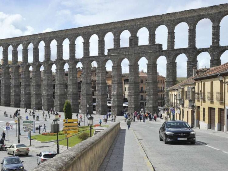 Imagen de archivo de un vehículo ascendiendo por la calle San Juan, que será una de las afectadas por la Zona de Bajas Emisiones./ EL ADELANTADO