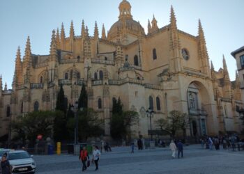 Vista reciente de la Catedral desde la plaza Mayor./ J.M.
