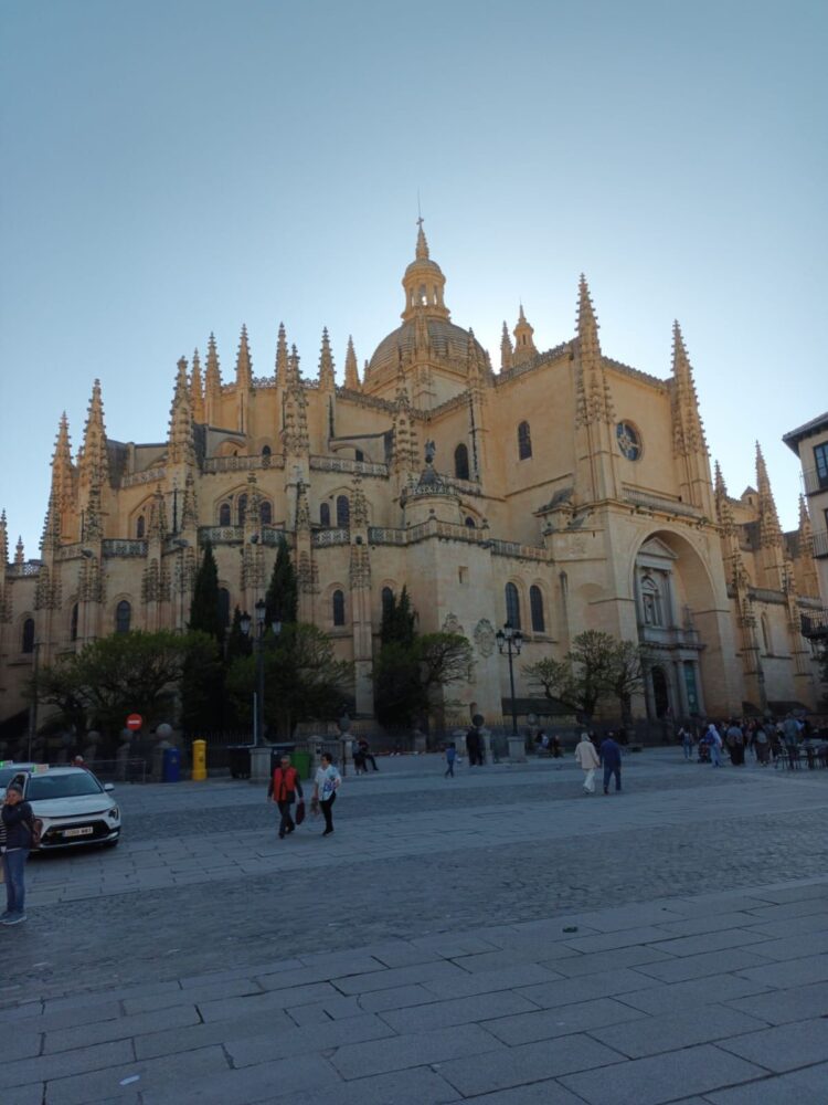 Vista reciente de la Catedral desde la plaza Mayor./ J.M.