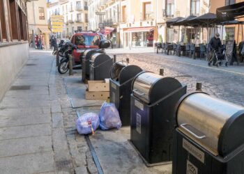 Contenedores de basura en la calle Serafín de la capital, en el entorno de la plaza Mayor./ E.A.