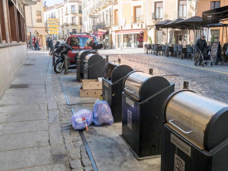 Contenedores de basura en la calle Serafín de la capital, en el entorno de la plaza Mayor./ E.A.