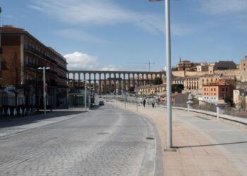 Imagen de la avenida Padre Claret con el pavimento que el Ayuntamiento de Segovia espera sustituir por un asfalto estampado./ KRISTOMINA